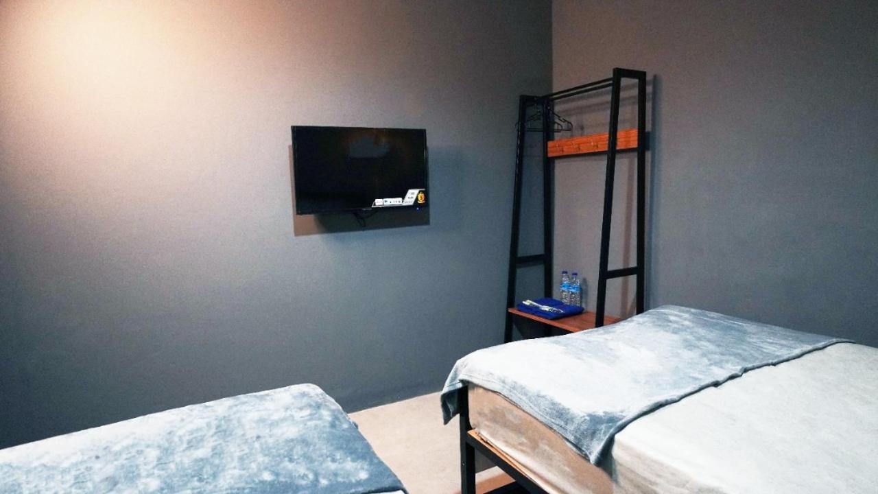 Hostel 18 Pasangan Butuh Surat Nikah Бандунг Экстерьер фото